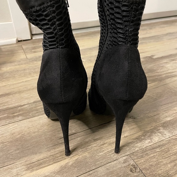 Steve Madden Raylen Booties in Black (Size: 7) - Picture 6 of 6
